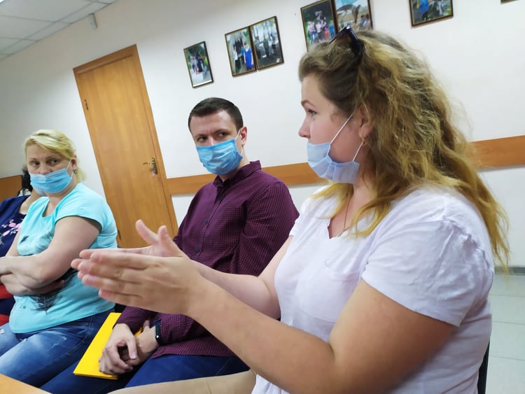 1) Обмін досвідом триває