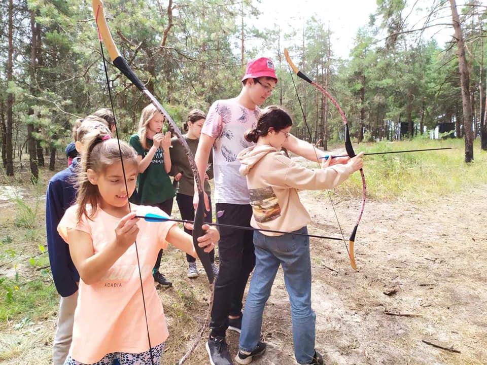 Під час заняття зі стрільби з луку у наметовому таборі під с. Ровжи
