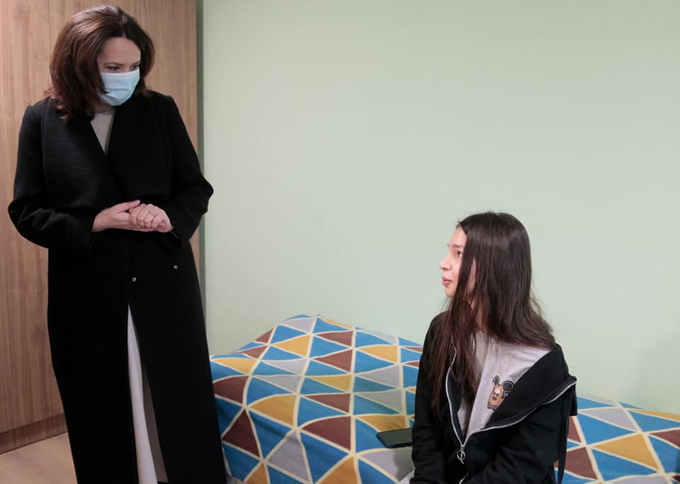 Марина Хонда спілкується з клієнтами закладу