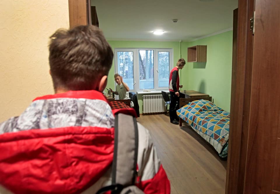 Центр включає соціальні квартири для дітей-сиріт та дітей, позбавлених батьківського піклування