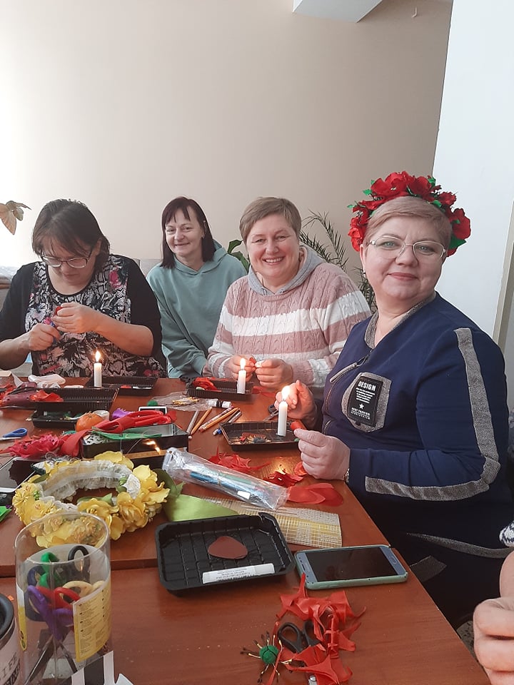 Мами-виховательки разом із фахівцем КМЦСС під час майстер-класу