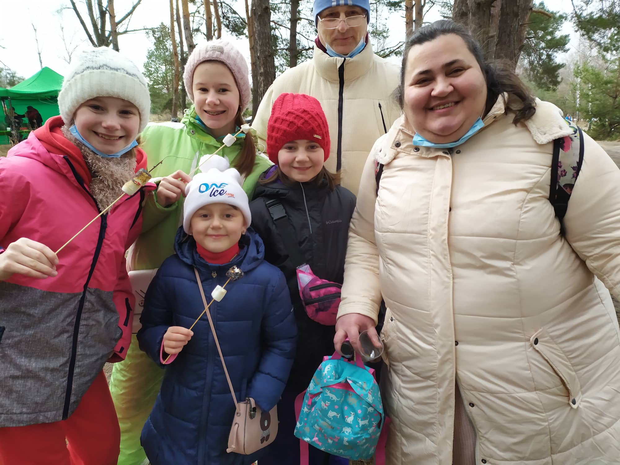 3 159959609_1136184873874700_2521075456967690051_n Психолог-начальник відділу КМЦ Лоріашвілі Любов із вихованцями дитячого будинку сімейного типу родини Басараб