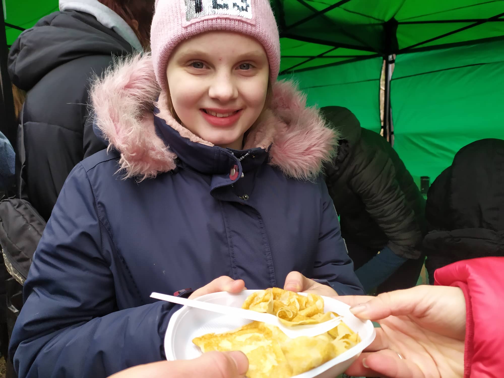 4 161116822_929545207584435_1082798334350906255_n Учасники заходу ласували млинцями, сосисками, маршмелоу та смачним чаєм