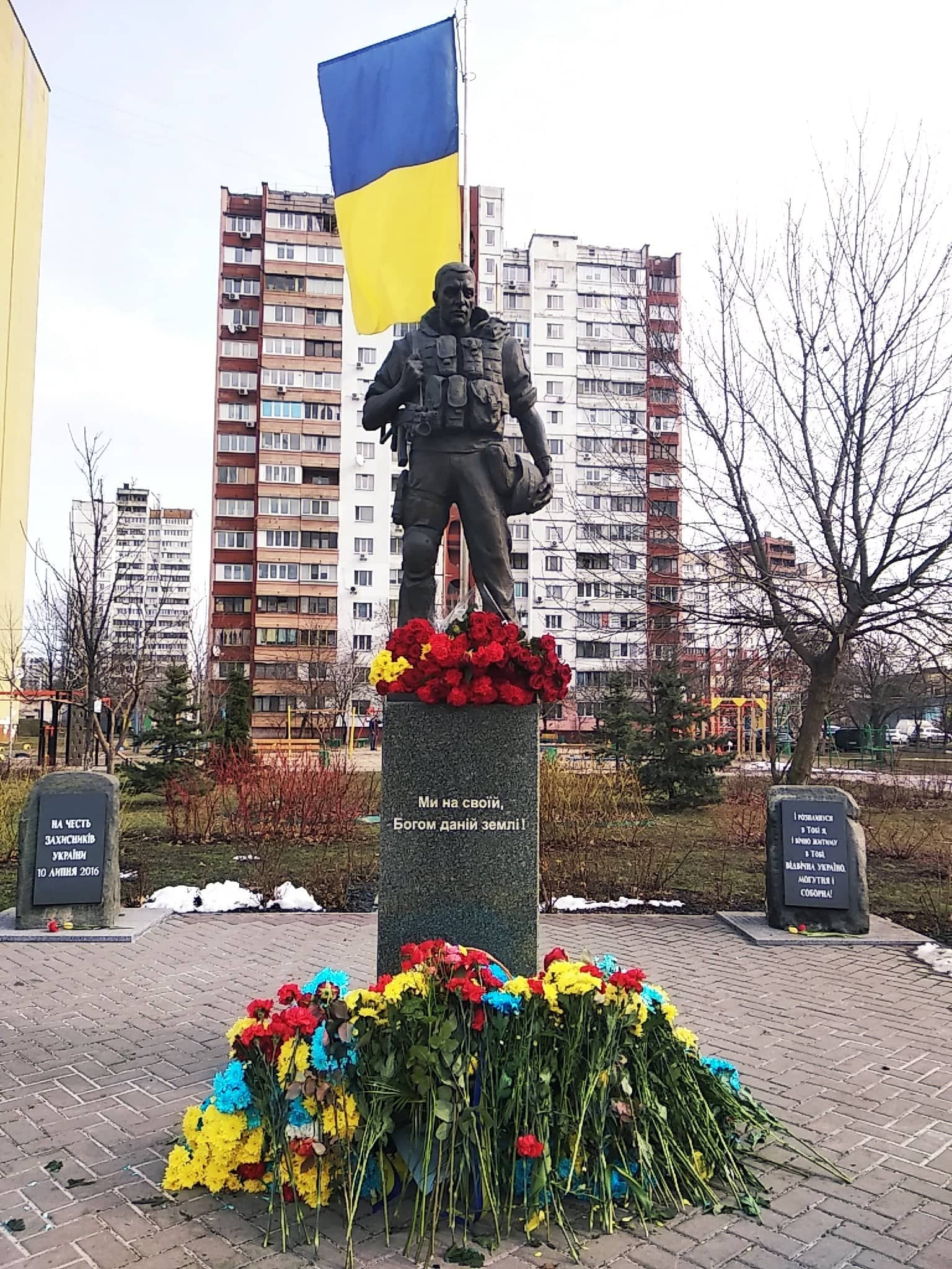 Фініш пробігу біля пам'ятнику Воїну – добровольцю Фініш пробігу біля пам'ятнику Воїну – добровольцю