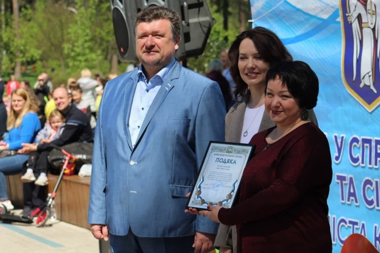 Марина Хонда та Лагута Ярослав проводять нагородження сімей