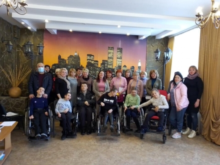 Презентація першої колекції одягу для підлітків на візках