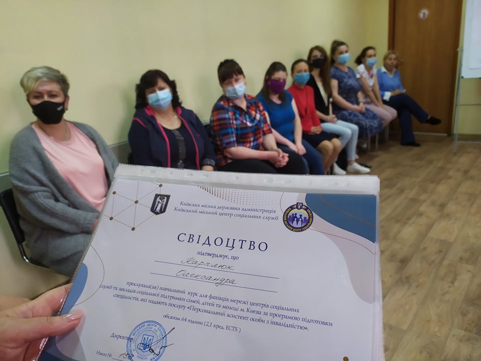 Урочиста мить отримання свідоцтв