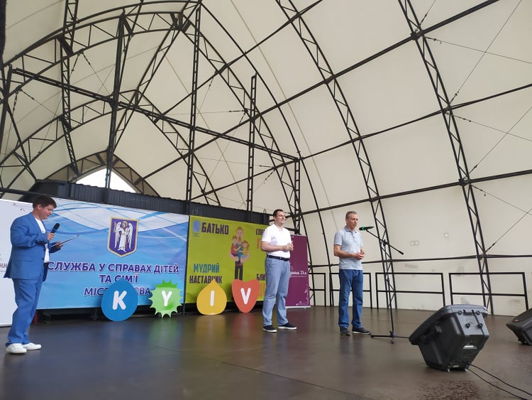 начальник Служби у справах дітей та сім’ї КМДА Танцюри Валерій та Голова Святошинської РДА Павловський Сергій вітають найкращих «татусів»