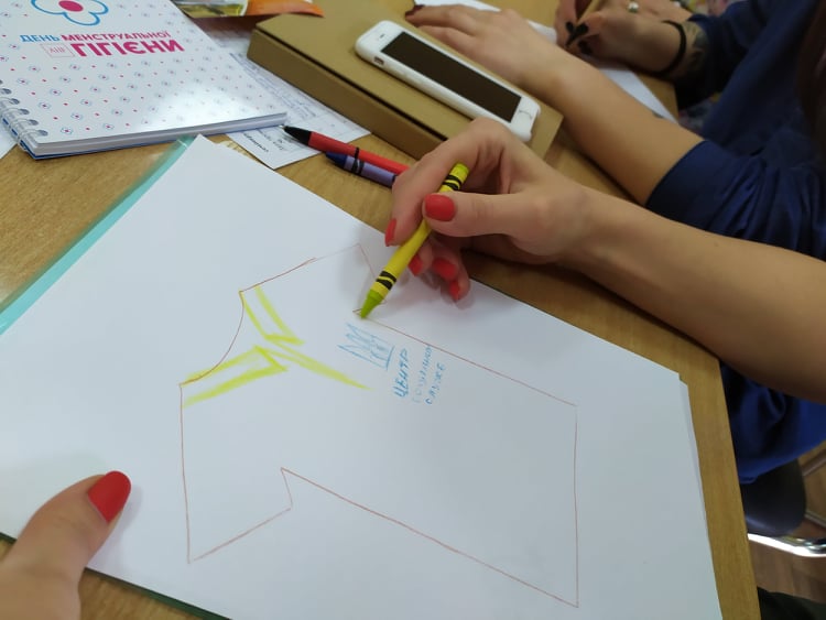 Фахівці у творчому процесі створення «брендованої футболки служби»