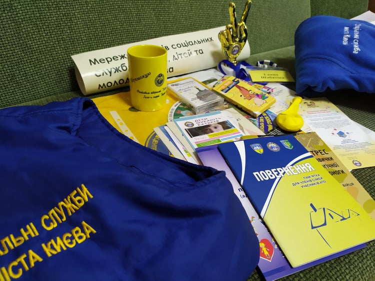 Знайомимося із «брендованими» речами Служби різних років