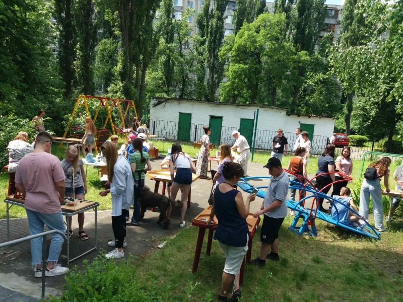 Веселе, гучне спілкування студентів та отримувачів послуг Центру