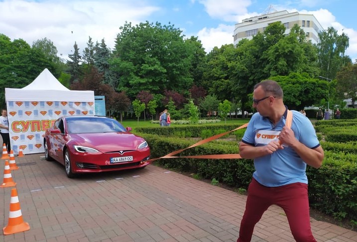 батьки змагаються на перетягування «Тесли»