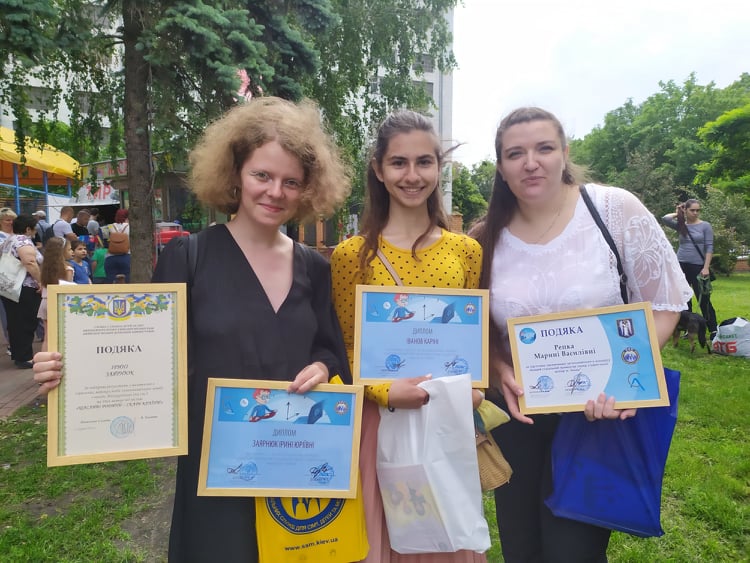 Учасники конкурсу-студентки фахового коледжу «Універсум» зі своїм наставником Мариною Репкою