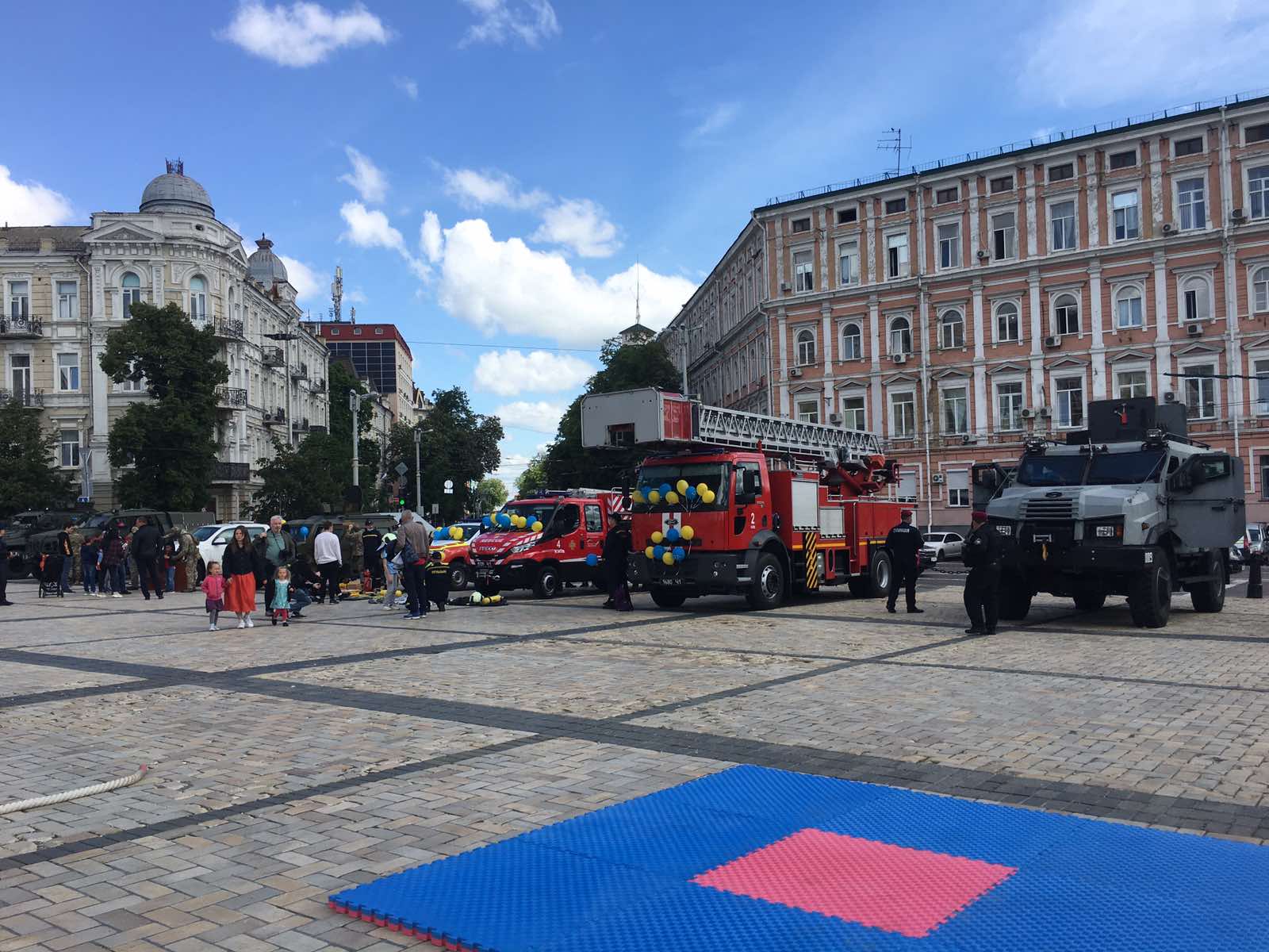 Кожен зміг оглянути яскраву виставку техніки