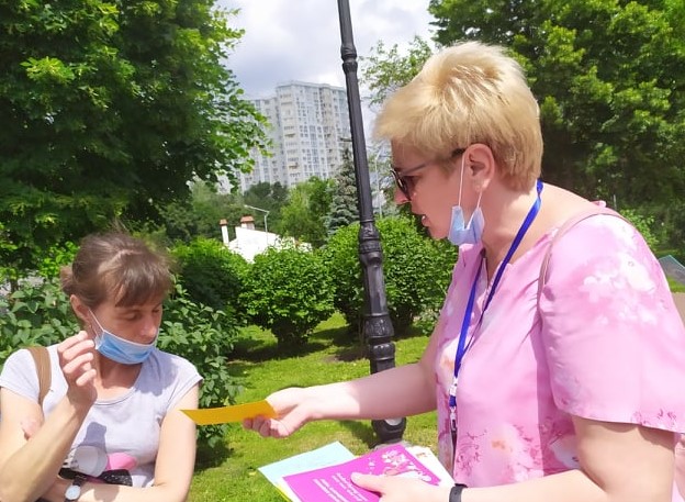 фахівець Солом’янського РЦ Денисова Оксана роздає інформаційні матеріали