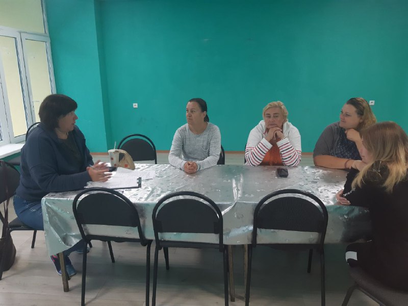 1 Під час брифінгу для батьків за участі методиста КМЦ Остролуцької Лариси