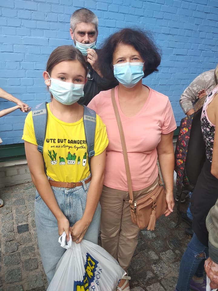 2 240860514_2024664344363721_4412292637694573227_n Під час надання продуктових наборів.