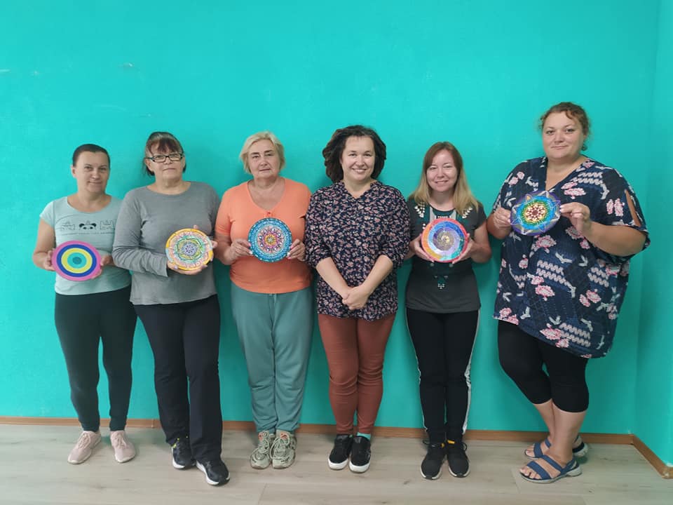 3 239395263_3023594767885018_5403743457271043243_n Батьки з власними мандалами наприкінці арт-практикуму від Каменюченко Лесі