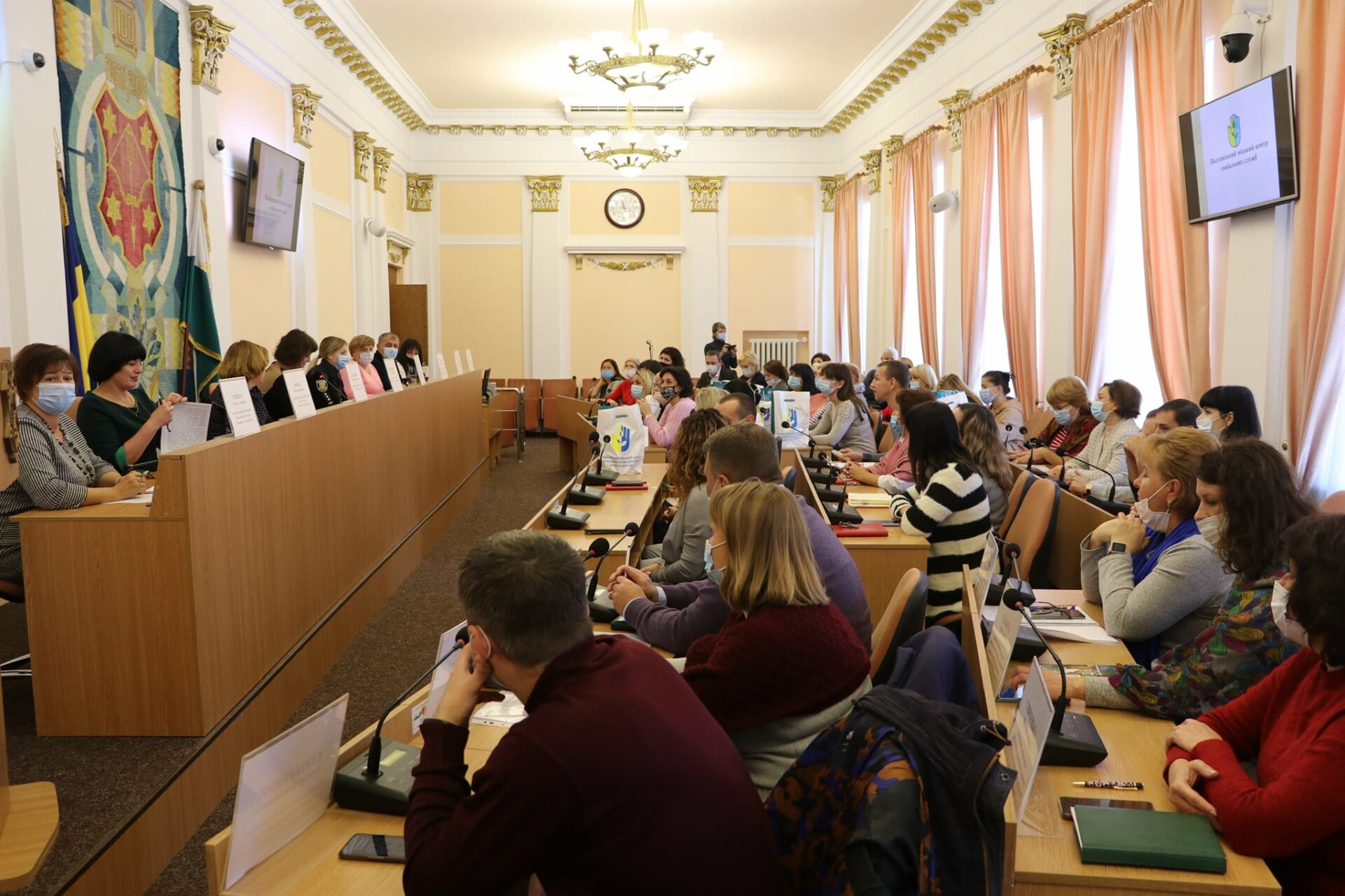 Круглий стіл у міськвиконкомі із представниками структурних підрозділів Полтавської міської ради, ГО