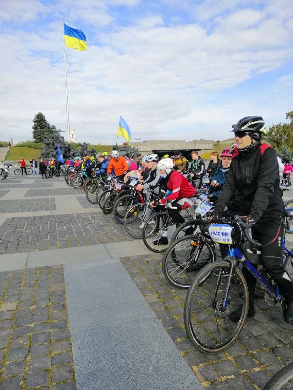 Велопробіг фіншував біля Державного Прапора України, біля Національного музею історії України у Другій світовій війні