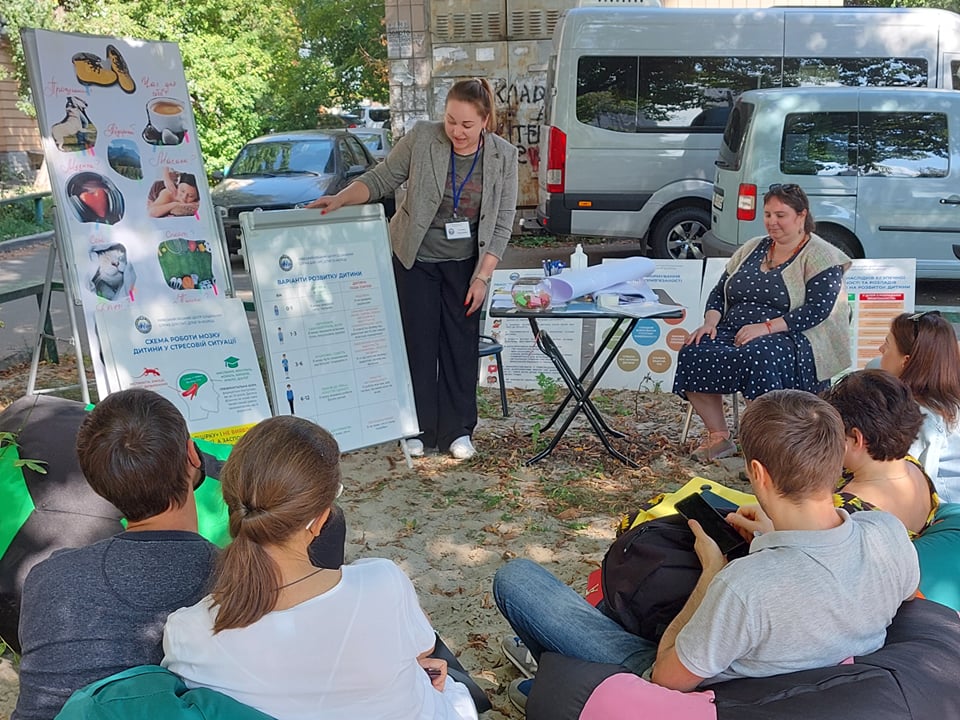 Триває обговорення щодо особливостей прийняття дитину у сім’ю