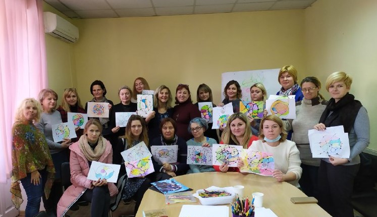 Учасники арт-практикуму зі своїми творчими доробками