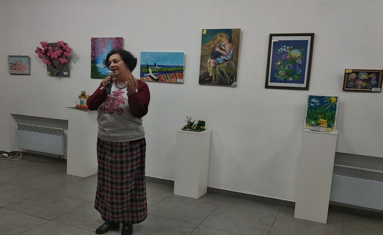 Директор КМЦ Ярослава Колобова під час привітання учасників