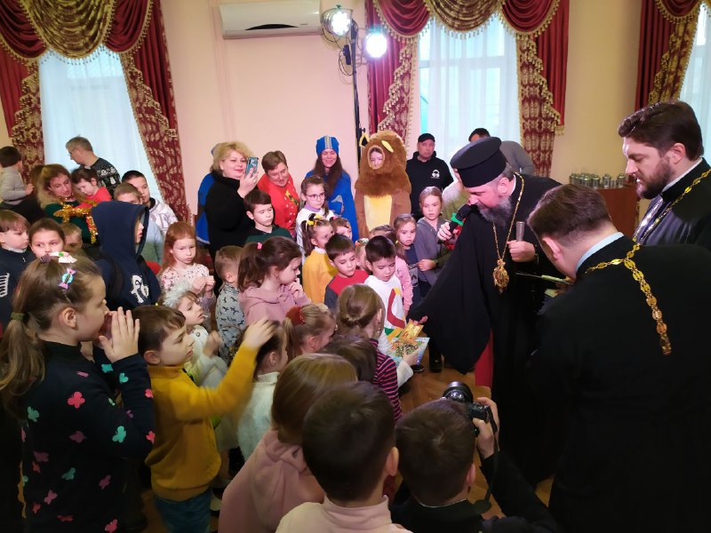 Митрополит Епіфаній з дітьми мережі ЦСС