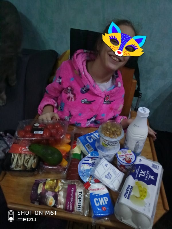 Софія з Деснянського району радіє наборам