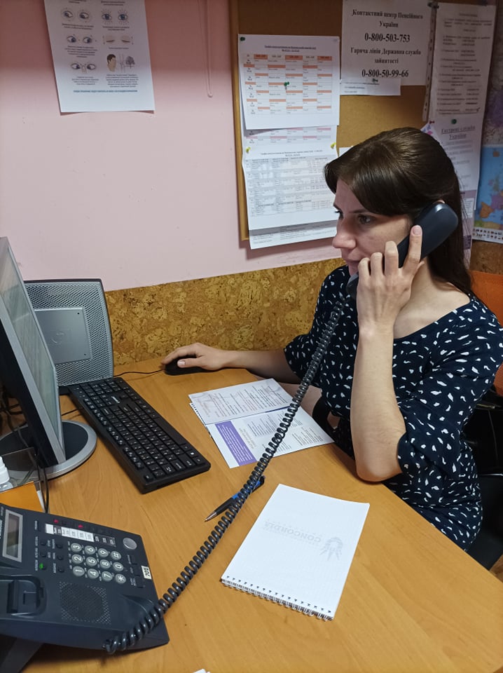 Методист КМЦ Монастирецька Тетяна консультує на гарячій лінії