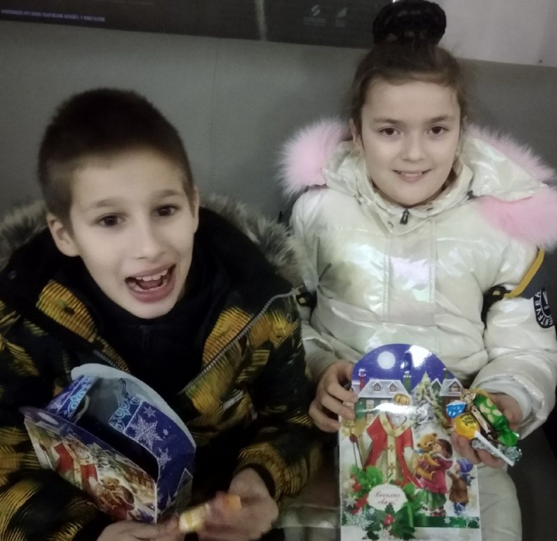 2 6a31fe2c-d34a-4b3a-b0f5-8fbb426c0a79 Діти отримали солодкі подарунки