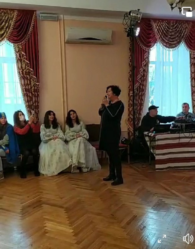 Директор КМЦ Ярослава Колобова вітає присутніх