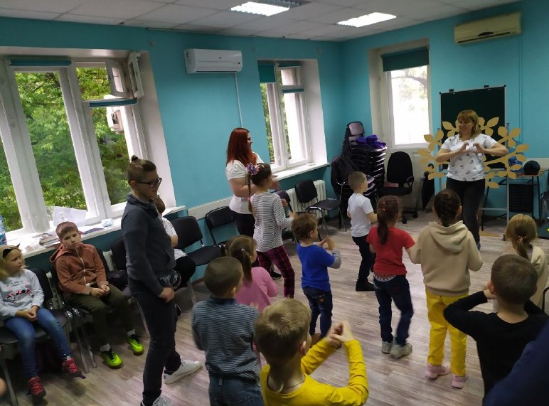 Під час «ранкової руханки» у Київському міському центрі соціальних служб