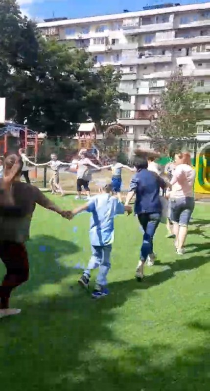 У хороводі діти, батьки та організатори