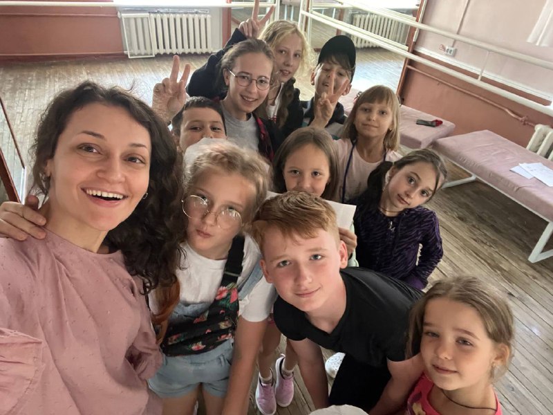 Тренер Наталія Клачко разом із учасниками заняття