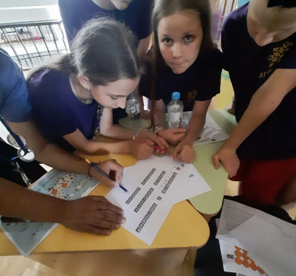 На фото підлітки виконують завдання квесту