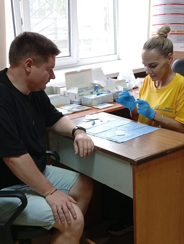 На фото тестування на гепатит