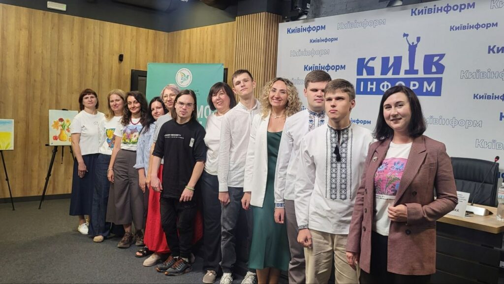 На фото всі учасники пресконференції 