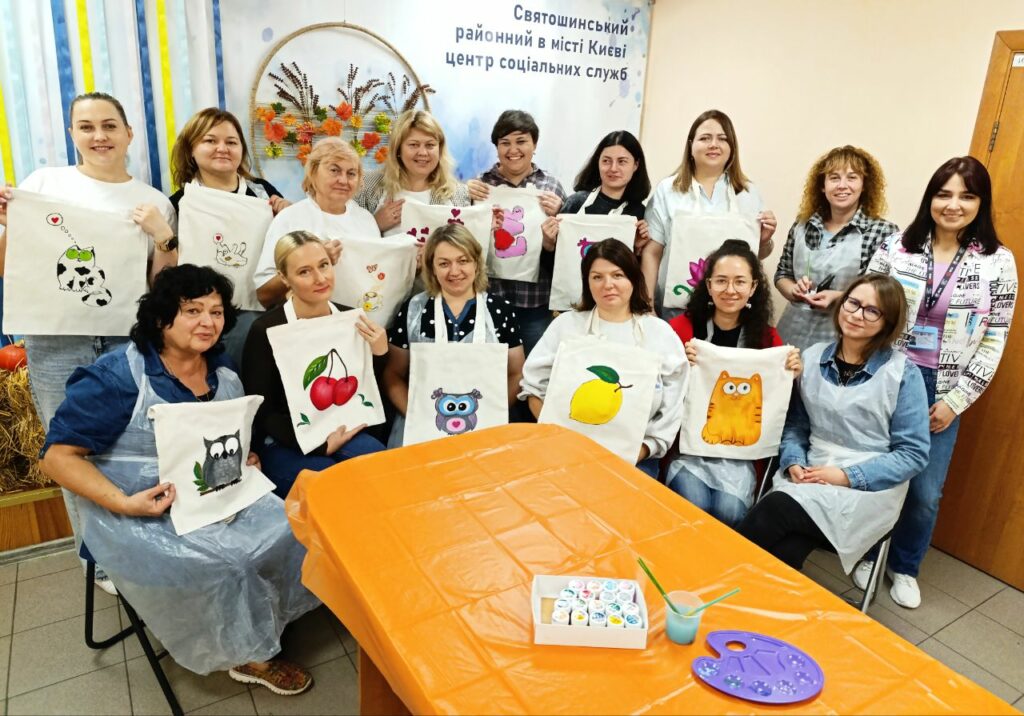 На фото колектив Центру з розписаними шоперами під час ресурсної зустрічі