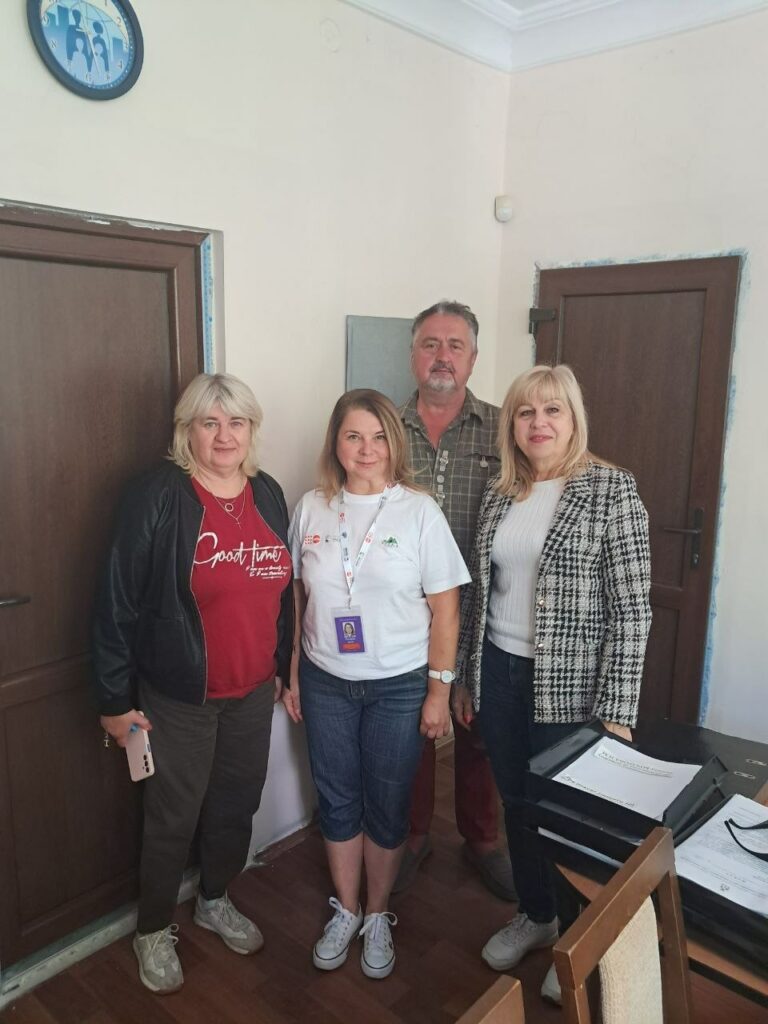 На фото працівники мобільної бригади NEEKA та UNFPA разом з керівництвом Солом'янського РЦСС