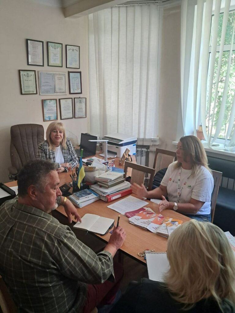 На фото працівники мобільної бригади NEEKA та UNFPA разом з керівництвом та представником мобільної бригадита Солом'янського РЦСС