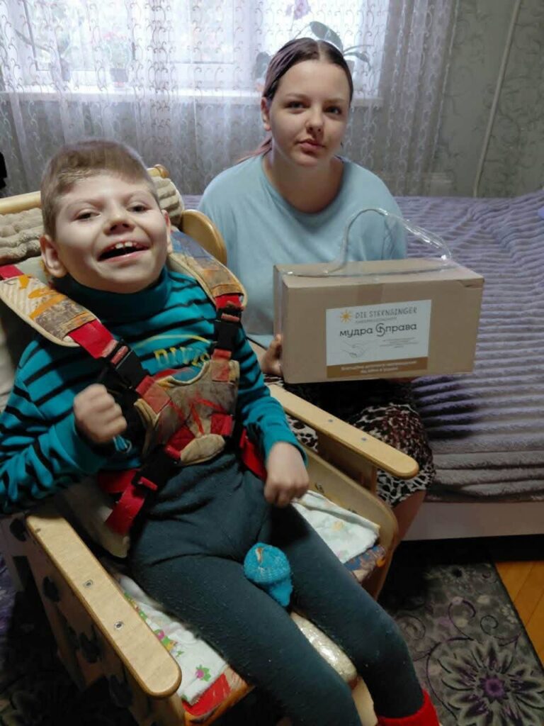 Родина, в якій виховується дитина з інвалідністю з продуктовим набором