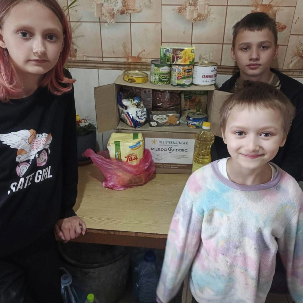 Опікунська родина з продуктовими наборами