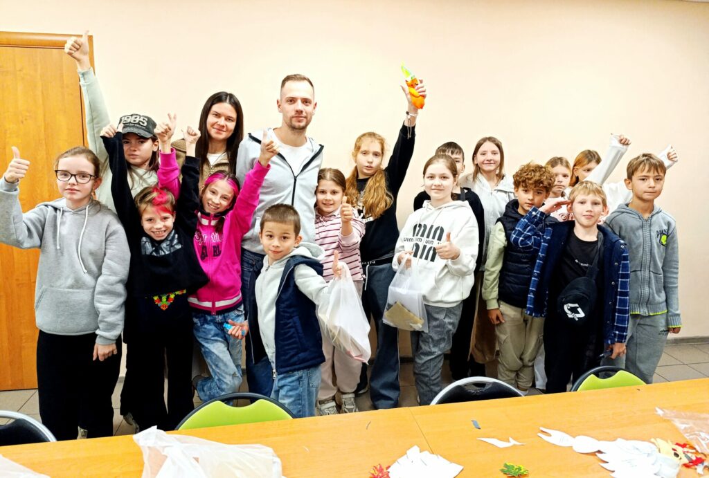 На фото щасливі діти разом із представниками БФ "Деполь Україна" 