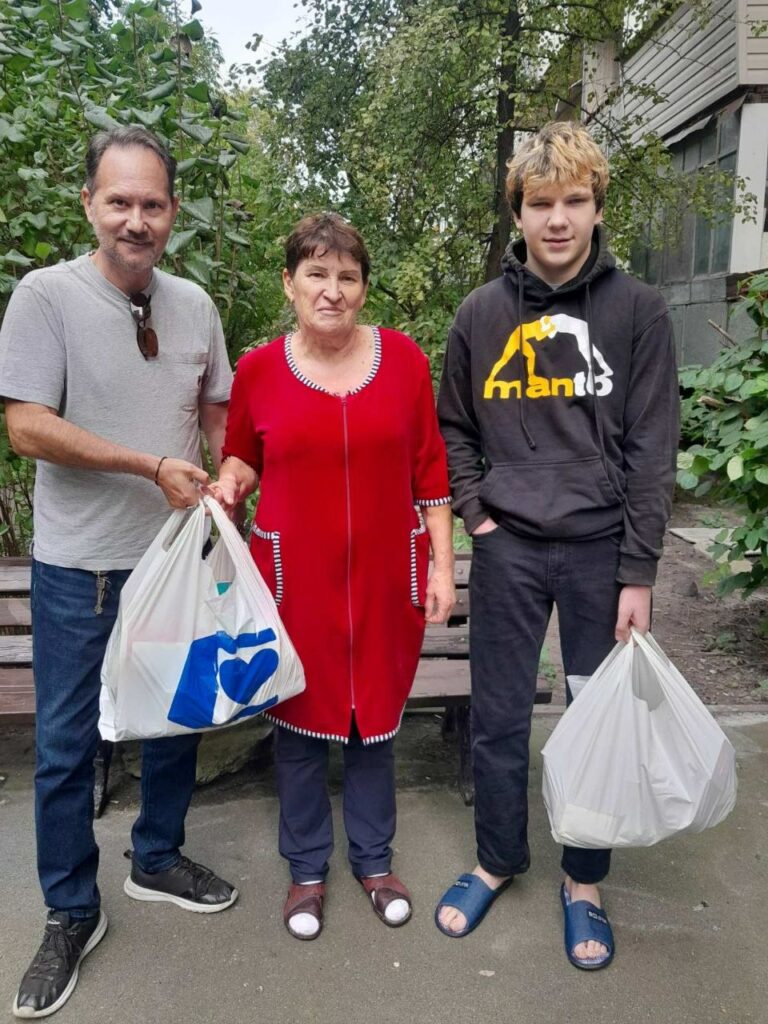 На фото гуманітарна допомога надана опікунській сім'ї